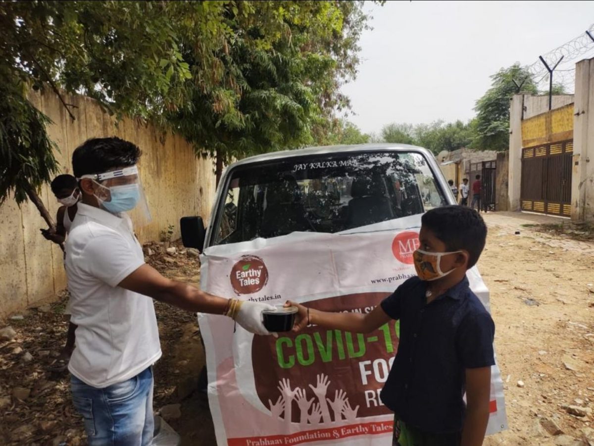 Earthy Tales collaborates with Prabhaav Foundation for food distribution drive