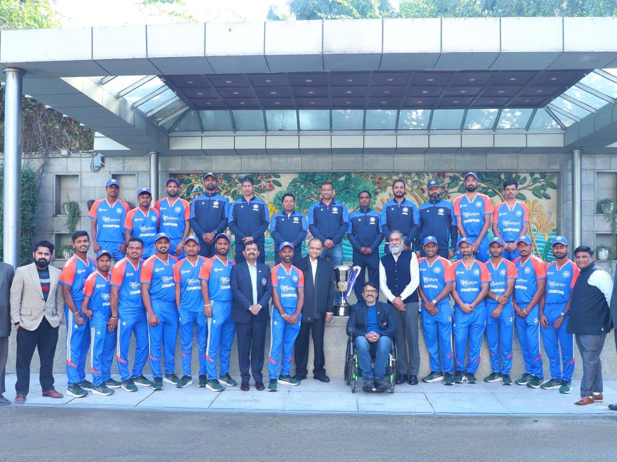 Team India with Shri Manoj Gaur, Chairman of Jaypee Group, Shri Rajesh Bhardwaj, Squadron Leader Abhay Pratap Singh, Joint Secretary of DCCI, and Ravikant Chauhan, General Secretary of DCCI.