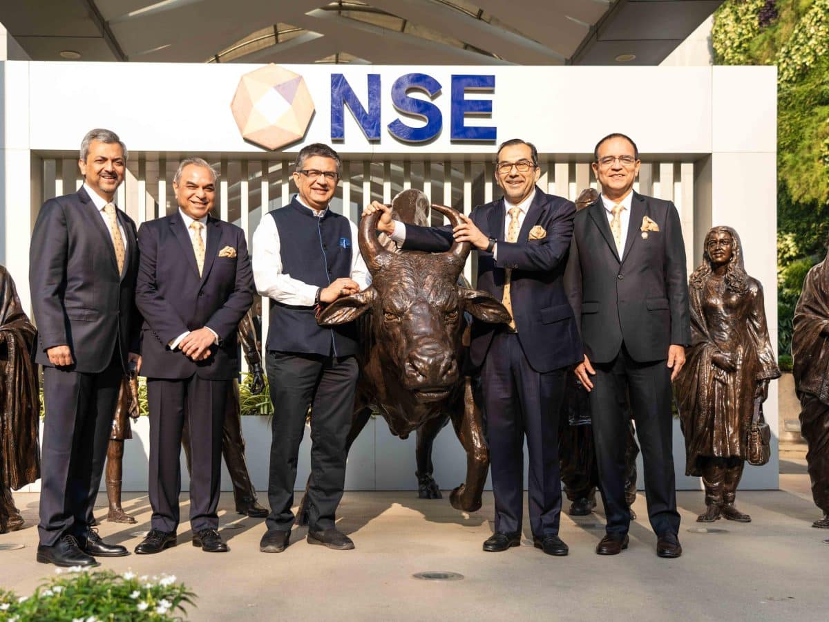 Anil Chadha, Managing Director, ITC Hotels Ltd., Mr. Ashishkumar Chauhan, Managing Director & CEO, NSE with Mr. Sanjiv Puri, Chairman of ITC Hotels Ltd., at the Listing Ceremony